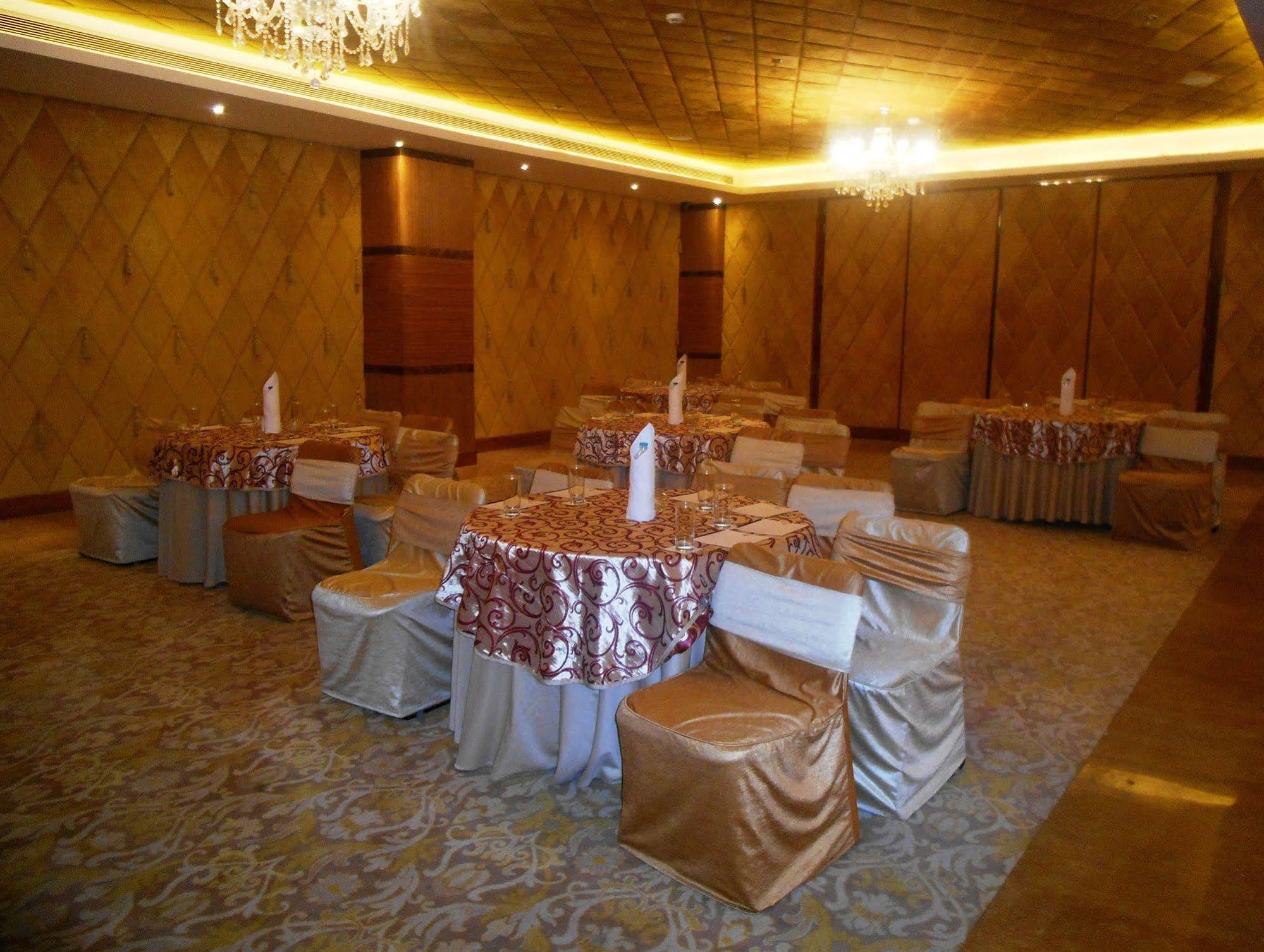 Country Inn & Suites By Radisson, Meerut Exteriör bild