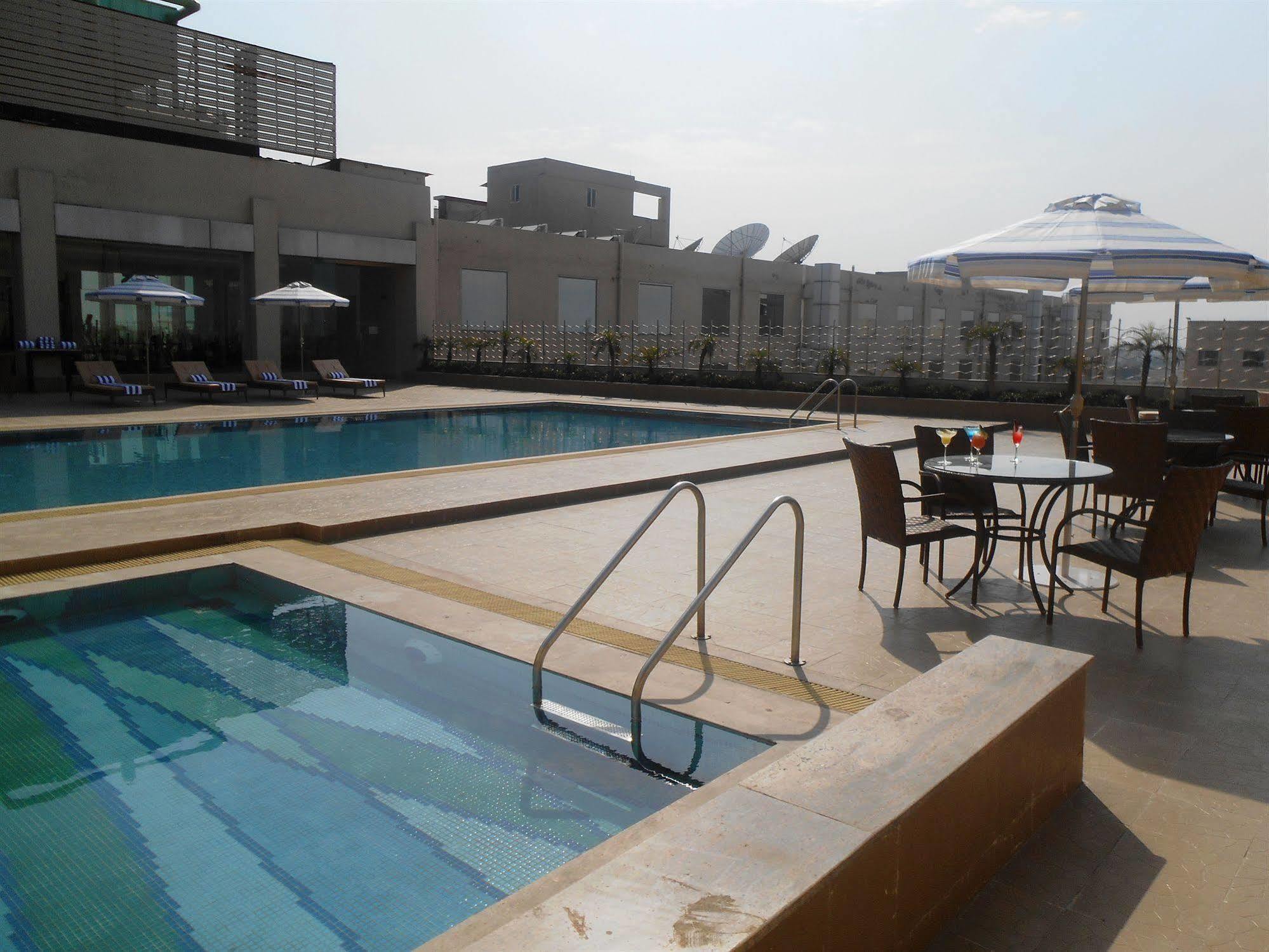 Country Inn & Suites By Radisson, Meerut Exteriör bild
