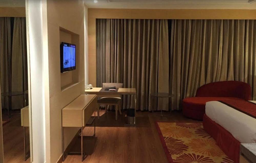 Country Inn & Suites By Radisson, Meerut Exteriör bild
